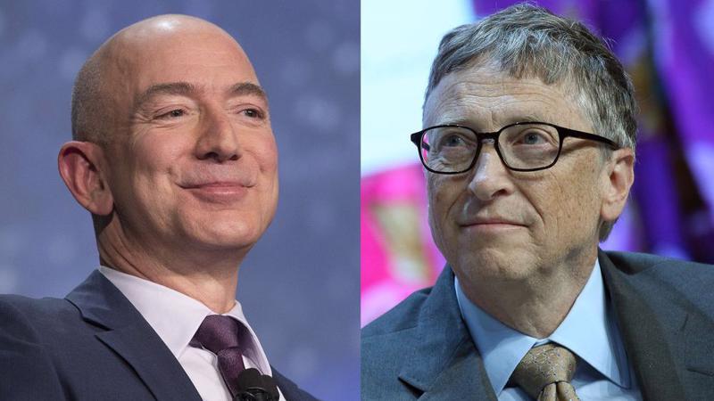 Hai tỷ phú giàu nhất thế giới hiện nay: Jeff Bezos (trái) và Bill Gates - Ảnh: Bloomberg.