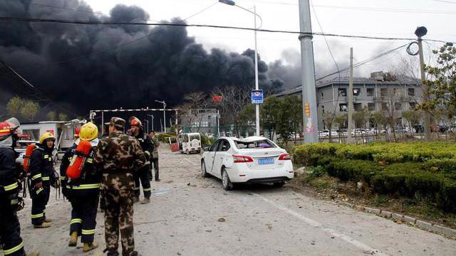 Lực lượng cứu hỏa gần hiện trường vụ nổ nhà máy hóa chất ở Giang Tô, Trung Quốc, ngày 21/3 - Ảnh: Reuters.