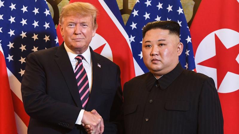 Tổng thống Mỹ Donald Trump (trái) và Chủ tịch Triều Tiên Kim Jong Un tại thượng đỉnh Hà Nội - Ảnh: USA Today.
