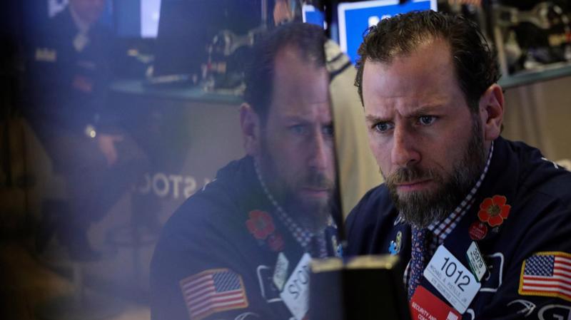 Một nhà giao dịch cổ phiếu trên sàn NYSE ở New York, Mỹ, phiên ngày 22/3 - Ảnh: Reuters.