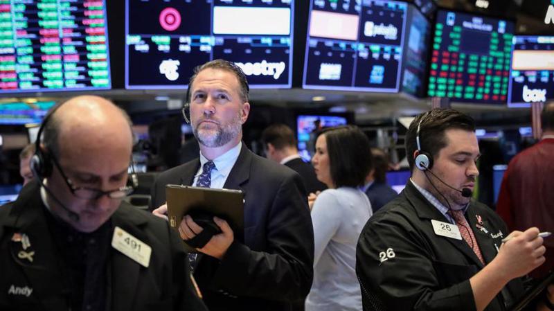 Các nhà giao dịch cổ phiếu trên sàn NYSE ở New York, Mỹ - Ảnh: Reuters.