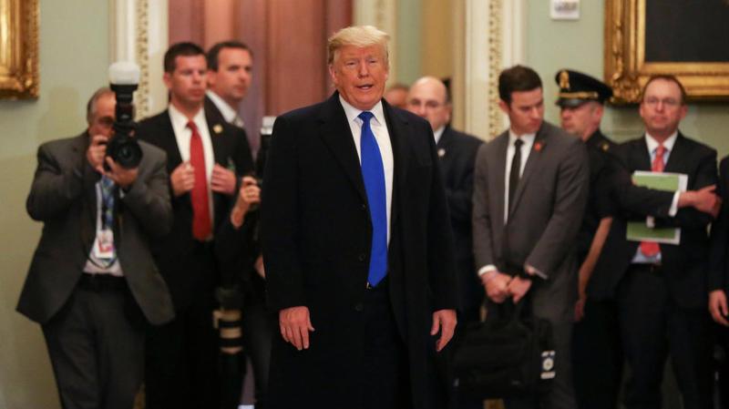 Tổng thống Mỹ Donald Trump trao đổi với báo giới tại tòa nhà Quốc hội Mỹ ở Capitol Hill, Washington, ngày 26/3 - Ảnh: Reuters.