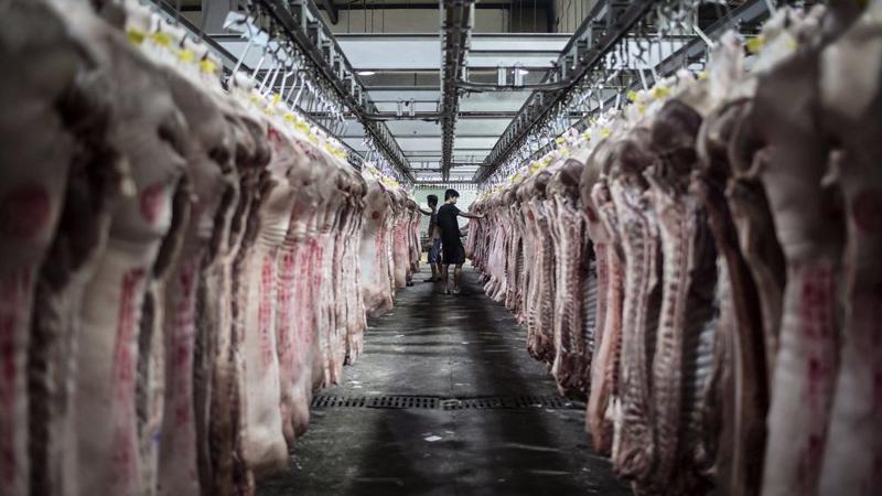 Một chợ bán buôn thịt lợn ở Thượng Hải, Trung Quốc - Ảnh: Bloomberg.