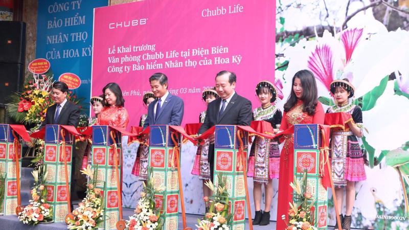 Đại diện Chubb Life Việt Nam cắt băng khai trương văn phòng kinh doanh mới tại Điện Biên.