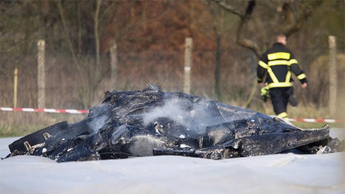 Một mảnh vỡ của máy bay Epic LT gặp nạn ở hiện trường rơi tại Đức ngày 31/3 - Ảnh: AP.