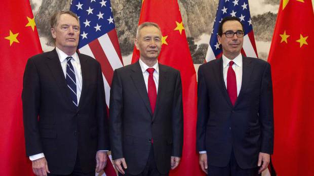 Từ trái qua: Đại diện thương mại Mỹ (USTR) Robert Lighthizer, Phó thủ tướng Trung Quốc Lưu Hạc, và Bộ trưởng Bộ Tài chính Mỹ Steven Mnuchin.