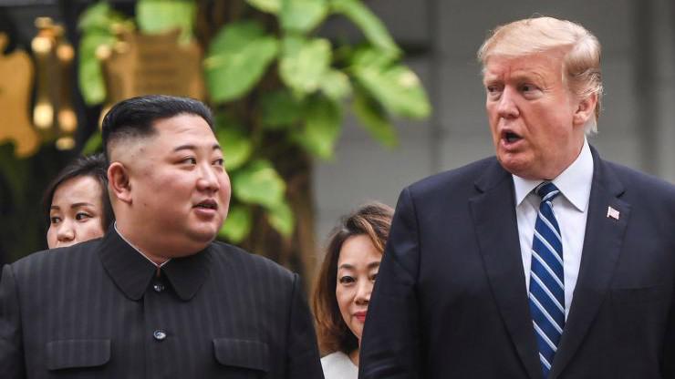 Chủ tịch Triều Tiên Kim Jong Un (trái) và Tổng thống Mỹ Donald Trump tại thượng đỉnh Hà Nội - Ảnh: Getty/CNBC.