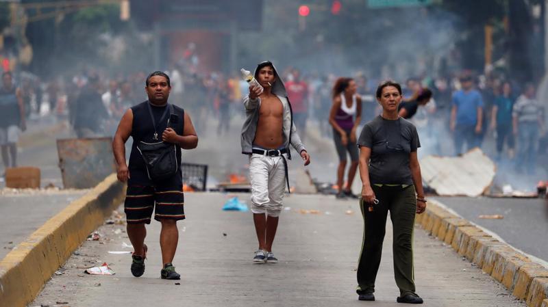 Người biểu tình trên đường phố ở Caracas, Venezuela, ngày 31/3 - Ảnh: Reuters.