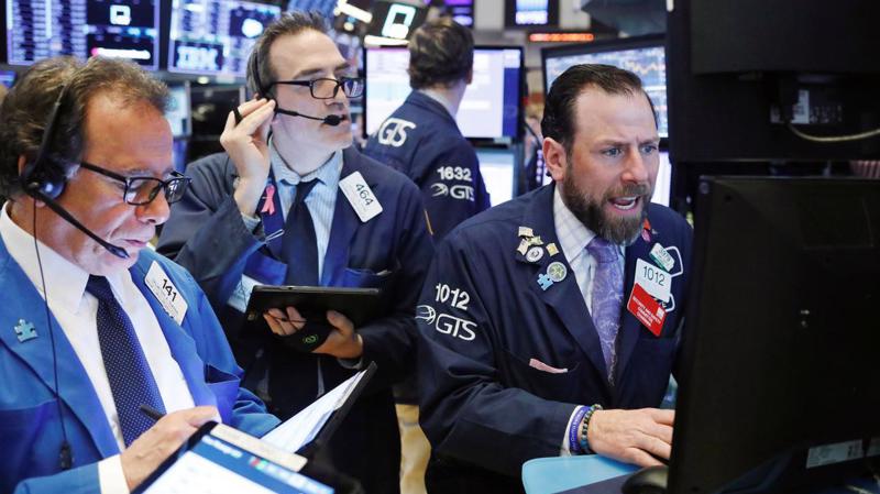 Các nhà giao dịch cổ phiếu trên sàn NYSE ở New York, Mỹ - Ảnh: Reuters.