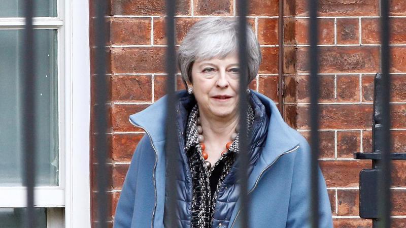 Thủ tướng Anh Theresa May rời văn phòng ở số 10 phố Downing, London, ngày 1/4 - Ảnh: Reuters.