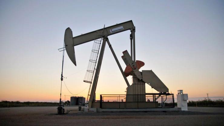 Nguồn cung thắt chặt hơn đang hỗ trợ tích cực cho giá dầu - Ảnh: Reuters.
