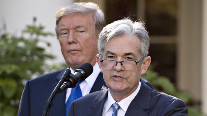 Tổng thống Mỹ Donald Trump (trái) và ông Jerome Powell khi ông Trump công bố đề cử ông Powell cho cương vị Chủ tịch FED hồi đầu năm 2017 - Ảnh: Reuters.