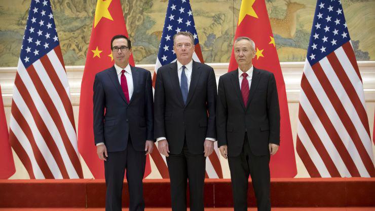 Từ trái qua: Bộ trưởng Bộ Tài chính Mỹ Steven Mnuchin, Đại diện thương mại Mỹ (USTR) Robert Lighthizer, và Phó thủ tướng Trung Quốc Lưu Hạc - Ảnh: Getty/CNBC.