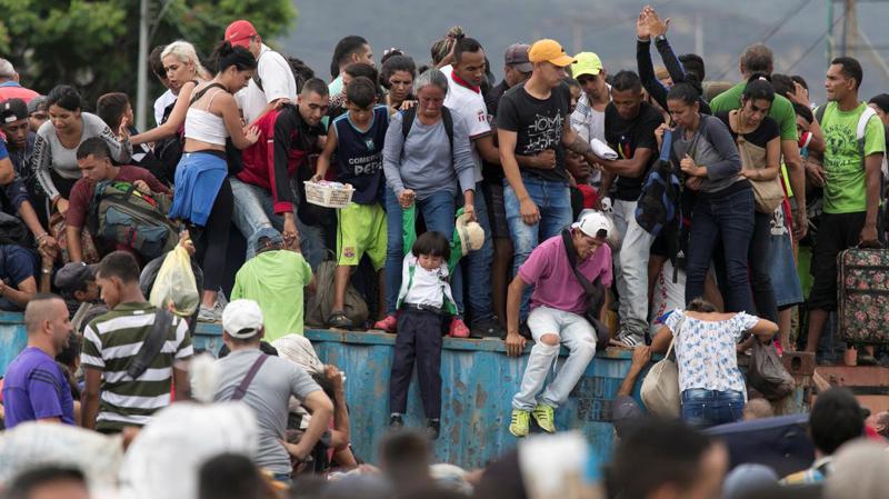 Người Venezuela vượt biên giới sang Colombia ngày 2/4 - Ảnh: Reuters.