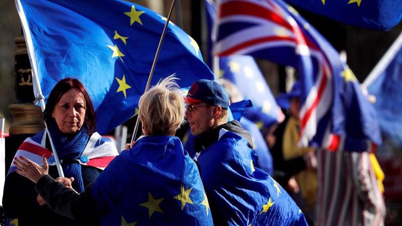 Người biểu tình về Brexit mang cờ Anh và cờ EU trên đường phố London hôm 26/3 - Ảnh: AP.