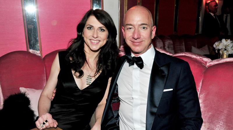 Vợ chồng ông Jeff Bezos trong một sự kiện vào năm 2017 - Ảnh: Getty.