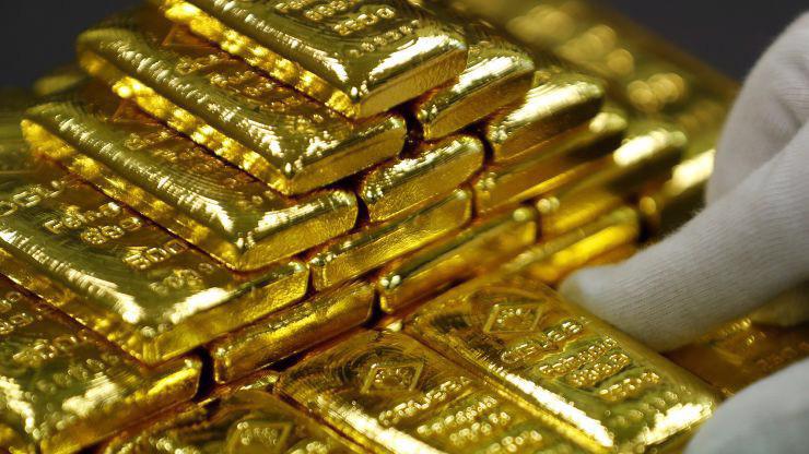 Ngoài đồng USD mạnh lên, giá vàng thế giới còn chịu sức ép giảm khi nhu cầu mua vàng phòng ngừa rủi ro yếu đi - Ảnh: Getty/CNBC.