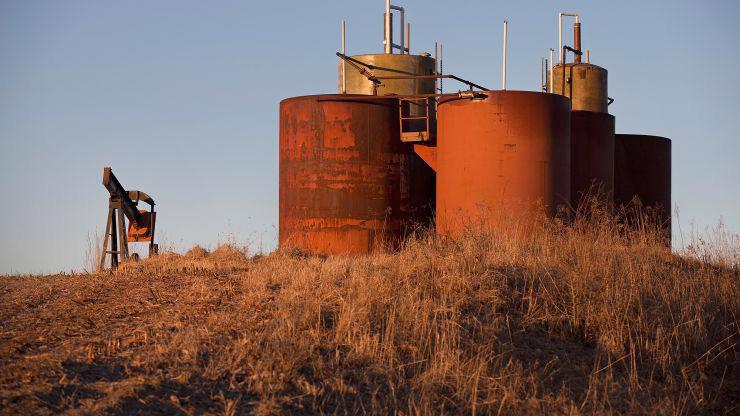 Một giếng dầu ở bang Illinois của Mỹ hồi tháng 1/2015 - Ảnh: Reuters/CNBC.