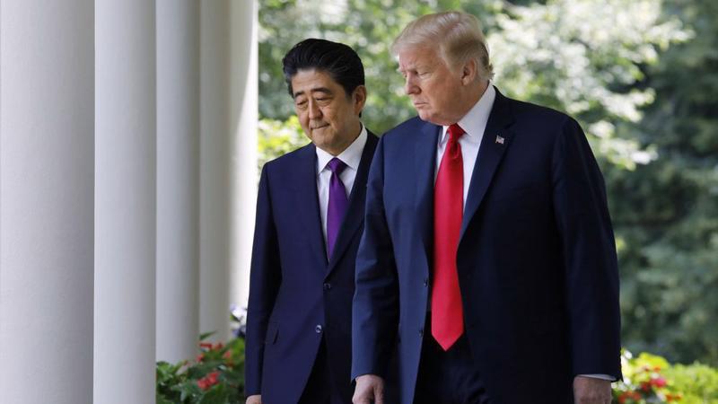 Thủ tướng Nhật Bản Shinzo Abe (trái) và Tổng thống Mỹ Donald Trump - Ảnh: Bloomberg.