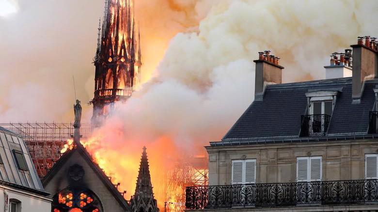 Nhà thờ Đức Bà Paris chìm trong lửa ngày 15/3 - Ảnh: Reuters.