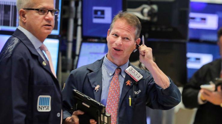 Các nhà giao dịch cổ phiếu trên sàn NYSE ở New York, Mỹ - Ảnh: Reuters/CNBC.