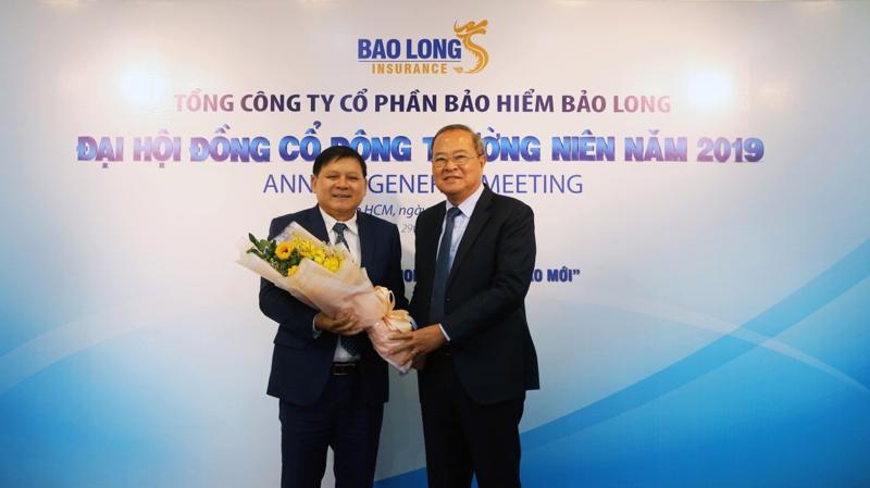 Ông Nguyễn Thành Long - Chủ tịch Hội đồng quản trị tặng hoa chúc mừng ông Nguyễn Văn Thanh Hải - Thành viên Hội đồng quản trị Tổng Công ty Cổ phần Bảo hiểm Bảo Long.