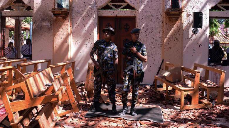 Bên trong một nhà thờ Thiên chúa giáo bị đánh bom ở Sri Lanka ngày 21/4 - Ảnh: Reuters.