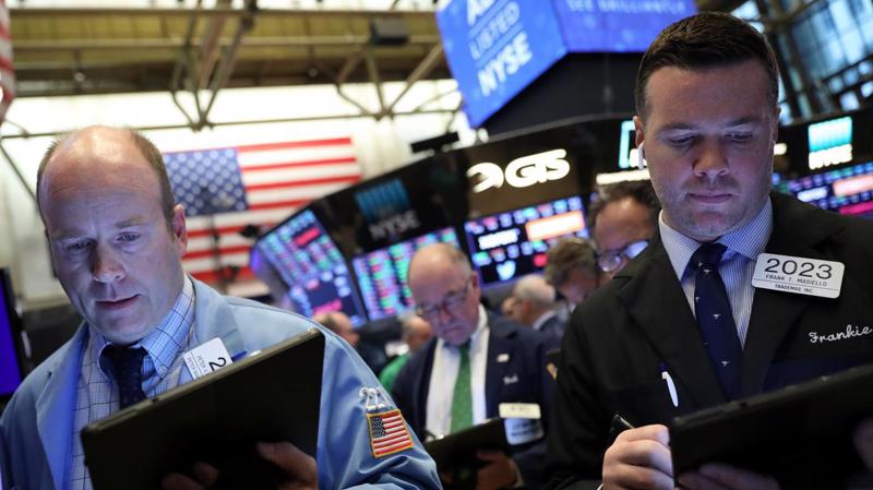 Các nhà giao dịch cổ phiếu trên sàn NYSE ở New York, Mỹ - Ảnh: Reuters.