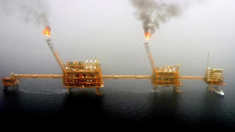 Một mỏ dầu của Iran trên vùng biển gần thủ đô Tehran hồi năm 2005 - Ảnh: Reuters.
