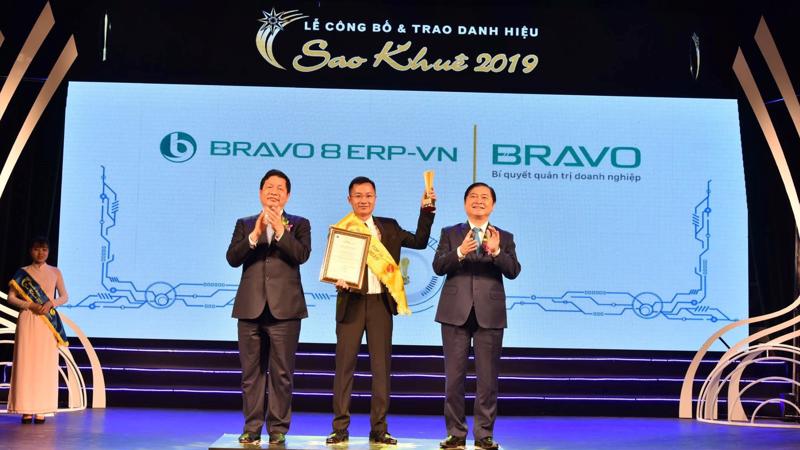 Ông Ngô Đình Hải - Giám đốc Công nghệ Bravo lên nhận giải thưởng.
