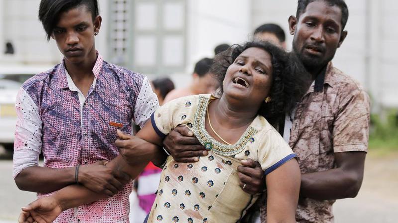 Người thân của nạn nhân trong vụ đánh bom ở Sri Lanka đau đớn vì mất mát lớn - Ảnh: Reuters.