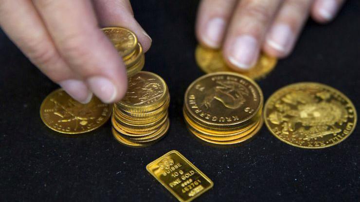 Do đồng USD mạnh lên và nhu cầu phòng ngừa rủi ro giảm xuống trong bối cảnh chứng khoán toàn cầu tăng điểm, giá vàng thế giới đã trượt về vùng thấp nhất kể từ cuối năm ngoái - Ảnh: Reuters/CNBC.