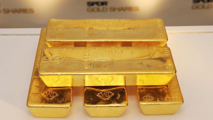 Do nhu cầu mua vàng phòng ngừa rủi ro tăng trở lại, giá vàng thế giới vẫn nhích lên dù chịu sức ép giảm từ đồng USD mạnh - Ảnh: Getty/CNBC.