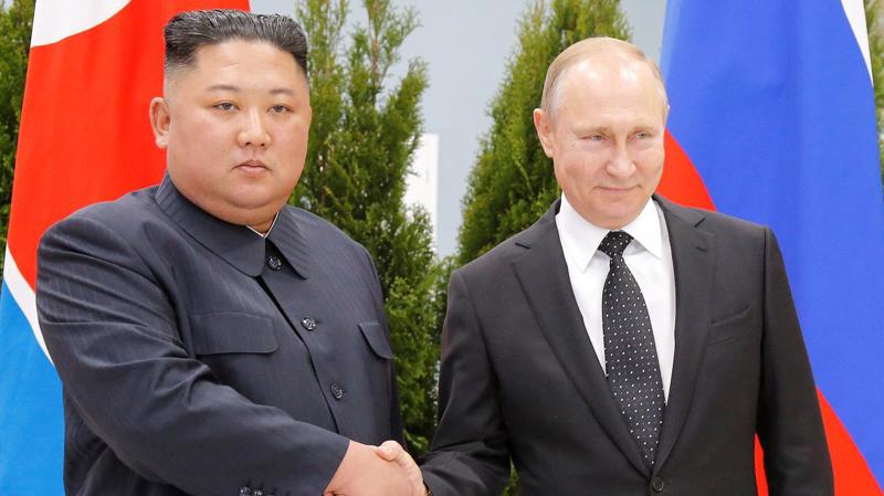 Chủ tịch Triều Tiên Kim Jong Un (trái) và Tổng thống Nga Vladimir Putin trong cuộc gặp ở Vladivostok ngày 25/4 - Ảnh: Reuters.