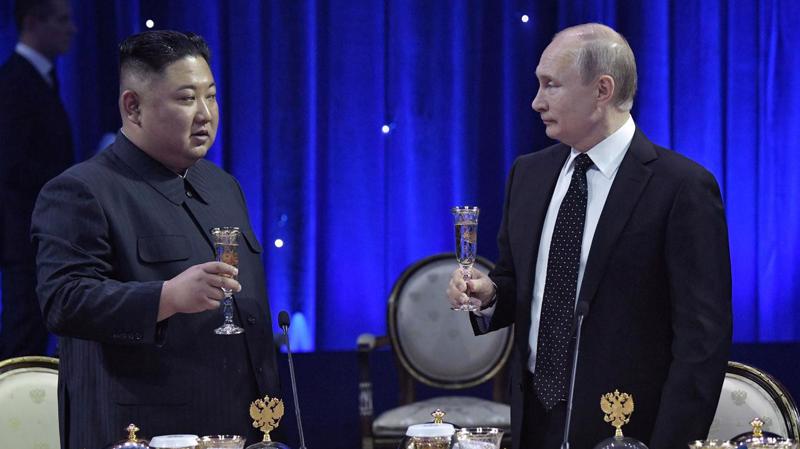 Chủ tịch Triều Tiên Kim Jong Un (trái) và Tổng thống Nga Vladimir Putin trong tiệc chiêu đãi tại hội nghị thượng đỉnh ở Vladivostok ngày 25/4 - Ảnh: Reuters.
