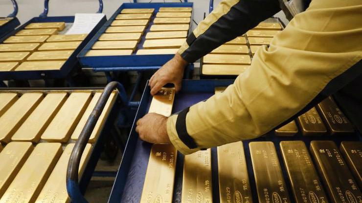 Giá vàng thế giới chịu sức ép giảm thời gian gần đây do đồng USD mạnh lên và thị trường chứng khoán toàn cầu tăng điểm - Ảnh: Reuters.