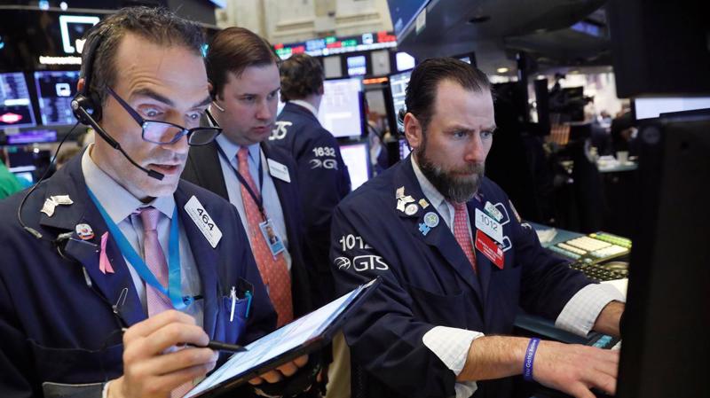 Các nhà giao dịch cổ phiếu trên sàn NYSE ở New York, Mỹ - Ảnh: Reuters.