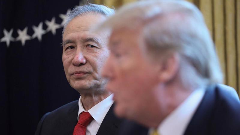 Phó thủ tướng Trung Quốc Lưu Hạc (trái) trong một cuộc gặp với Tổng thống Mỹ Donald Trump tại Nhà Trắng hồi tháng 4/2019 - Ảnh: Reuters.