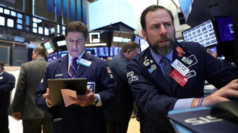 Các nhà giao dịch cổ phiếu trên sàn NYSE ở New York, Mỹ - Ảnh: Reuters.