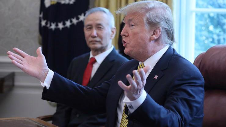 Phó thủ tướng Trung Quốc Lưu Hạc (trái) và Tổng thống Mỹ Donald Trump trong một cuộc gặp ở Nhà Trắng đầu tháng 4/2019 - Ảnh: Reuters.