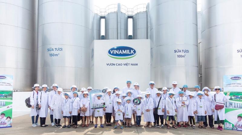 Đoàn tham quan chụp ảnh cùng các bồn chứa lạnh khổng lồ, nơi chứa khối lượng lớn sữa tươi nguyên liệu sau khi được vận chuyển từ các trang trại chuẩn GLOBAL G.A.P về nhà máy.