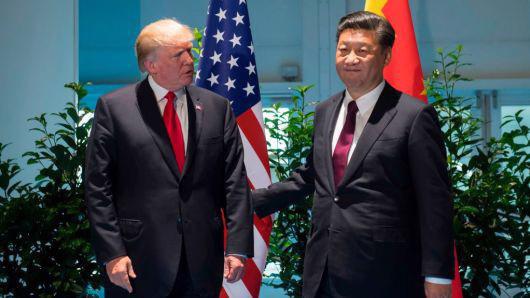 Tổng thống Mỹ Donald Trump (trái) và Chủ tịch Trung Quốc Tập Cận Bình trong cuộc gặp ở Hamburg, Đức, tháng 7/2017 - Ảnh: Getty/CNBC.