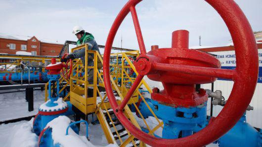 Một cơ sở dầu lửa của Nga. Nước này và OPEC đã hạn chế khai thác dầu từ đầu năm đến nay để hỗ trợ giá năng lượng này - Ảnh: Reuters/CNBC.