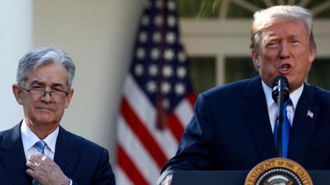 Tổng thống Mỹ Donald Trump (phải) và Chủ tịch FED Jerome Powell - Ảnh: Reuters.