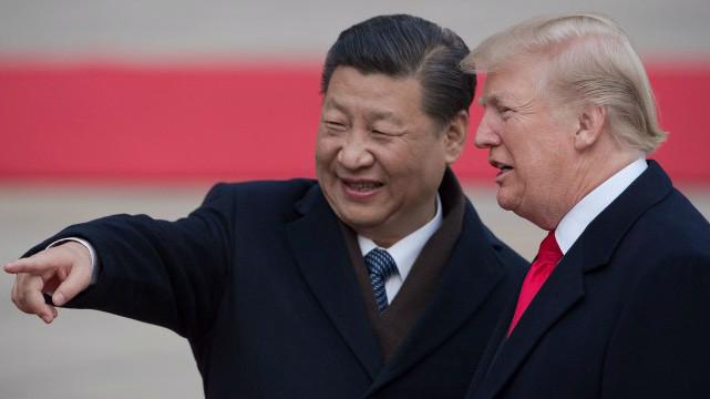 Chủ tịch Trung Quốc Tập Cận Bình (trái) và Tổng thống Mỹ Donald Trump tại Bắc Kinh tháng 11/2017 - Ảnh: Reuters.