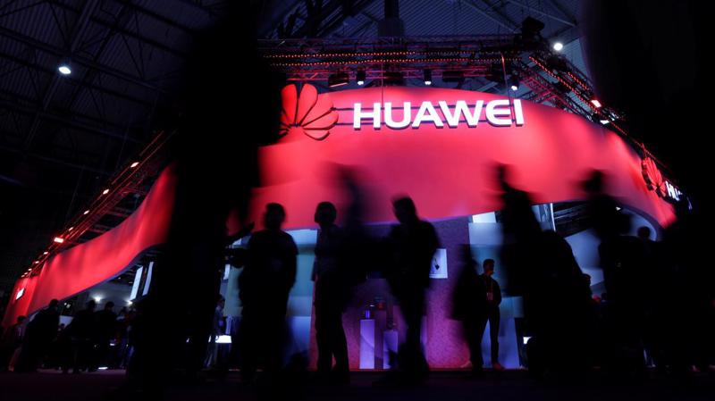 Nguồn tin nói rằng Huawei sẽ chỉ còn tiếp cận được với phiên bản công cộng của hệ điều hành di động Android của Google - Ảnh: Reuters.