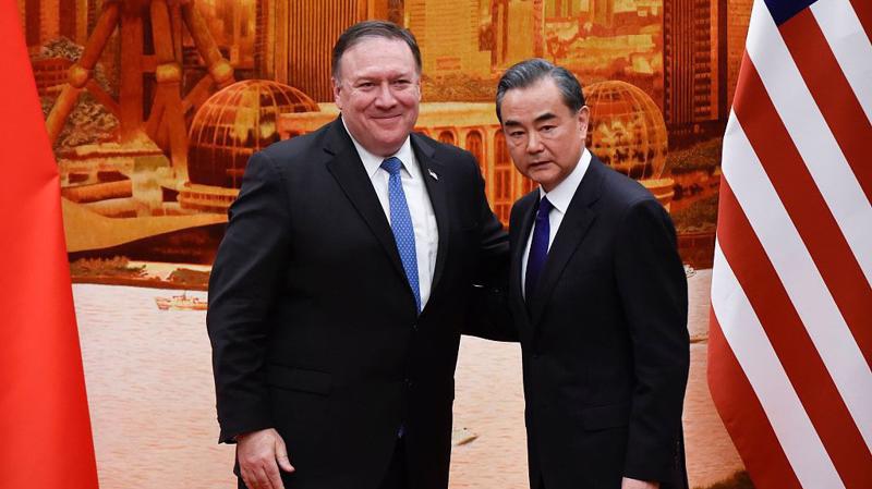 Ngoại trưởng Trung Quốc Vương Nghị (phải) trong một cuộc gặp với người đồng cấp Mỹ Michael Pompeo (trái) - Ảnh: China Daily.