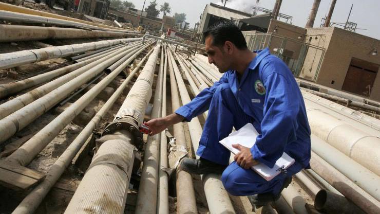 Một công nhân làm việc tại nhà máy lọc dầu Daura ở Iraq - Ảnh: Getty/CNBC.