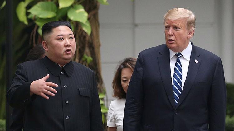 Chủ tịch Triều Tiên Kim Jong Un (trái) và Tổng thống Mỹ Donald Trump tại thượng đỉnh Hà Nội hôm 28/2 - Ảnh: Reuters.