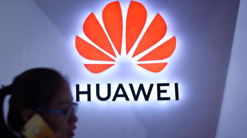 Việc bị đẩy ra khỏi hệ sinh thái Google có thể khiến thiết bị Huawei trở nên kém hấp dẫn đối với người tiêu dùng toàn cầu - Ảnh: CNN.